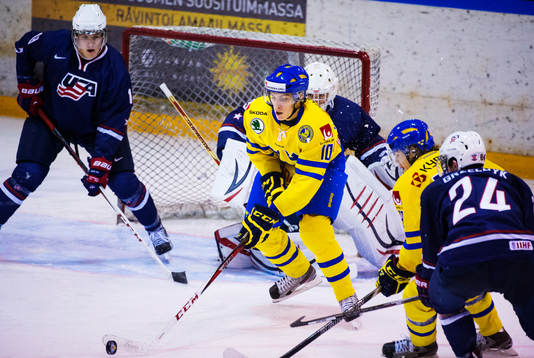 Alexander Wennberg, Sverige, oroar framför mål