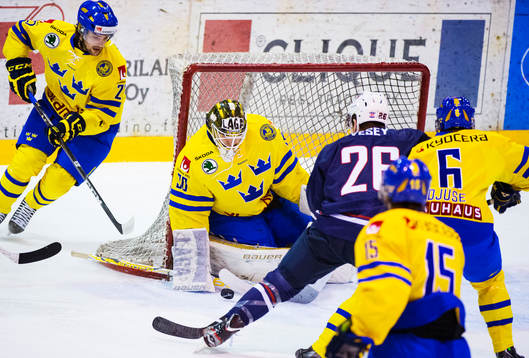 Jim Vesey, USA, oroar framför Niklas Lundström, målvakt,