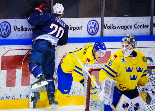 Blake Pietila, USA, i en närkamp med Tom Nilsson, Sverige