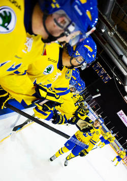 Rickard Rakell, Sverige, gratuleras till sitt 2-2-mål