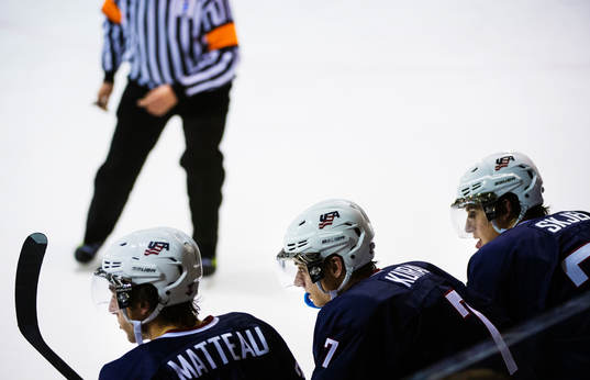 Stefan Matteau, Sean Kuraly och Brady Skjei, USA, lutar sig
