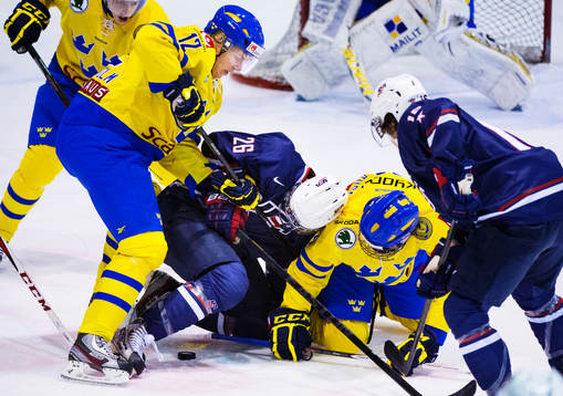 Hampus Lindholm, Sverige, håller ned en amerikansk spelare