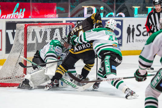 Broc Little, AIK försöker trycka in pucken bakom Martin