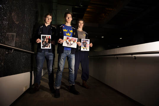 Elias Lindholm, Christian Djoos och Emil Molin håller upp