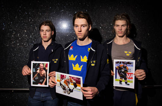Elias Lindholm, Christian Djoos och Emil Molin håller upp