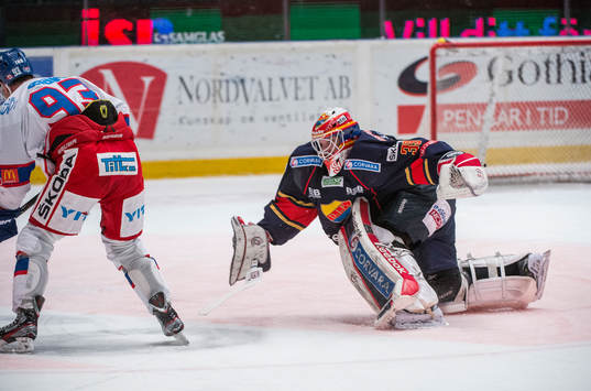 Adam Reideborn, målvakt Djurgården rusar ut