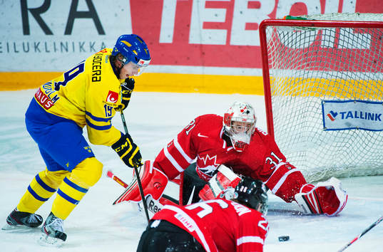 Elias Lindholm, Sverige, oroar framför Jordan Binnington,