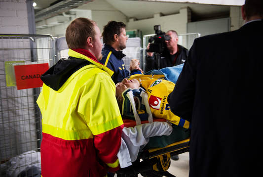 Jesper Pettersson, Sverige, förs ut till ambulans, skadad