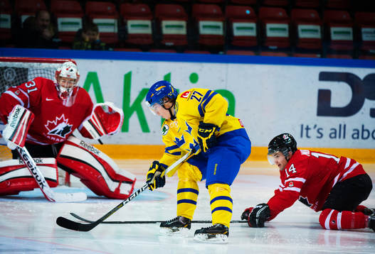 Rickard Rakell, Sverige, utmanar Jordan Binnington,