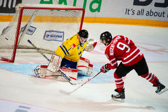 Joel Lassinantti, målvakt, Sverige, släpper in ett