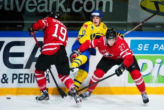 Mark Scheifele och Dougie Hamilton, Kanada, stoppar Viktor