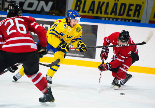 Linus Fröberg, Sverige, tar sig förbi Morgan Rielly,