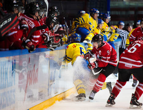 Emil Djuse, Sverige, blir tacklad av Ryan Nugent-Hopkins,
