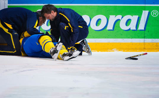 Jesper Pettersson, Sverige, tas om hand på isen av