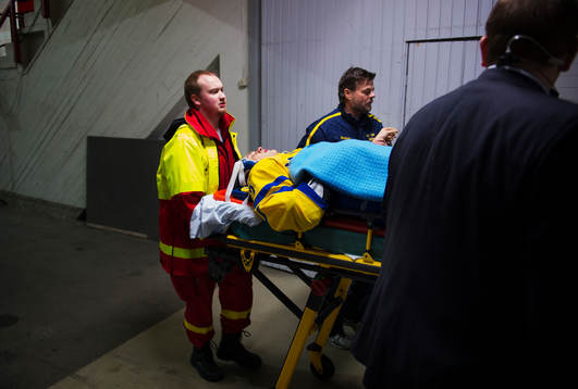 Jesper Pettersson, Sverige, förs ut till ambulans, skadad