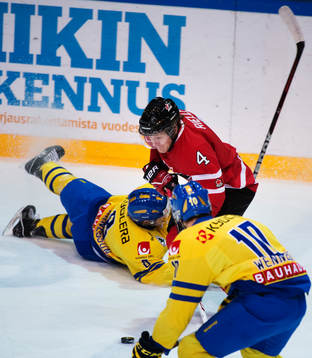 Morgan Rielly, Kanada, tar sig förbi två svenska spelare