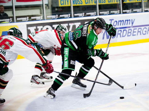 Jakob Johansson, Rögle, med två Frölunda spelare bakom