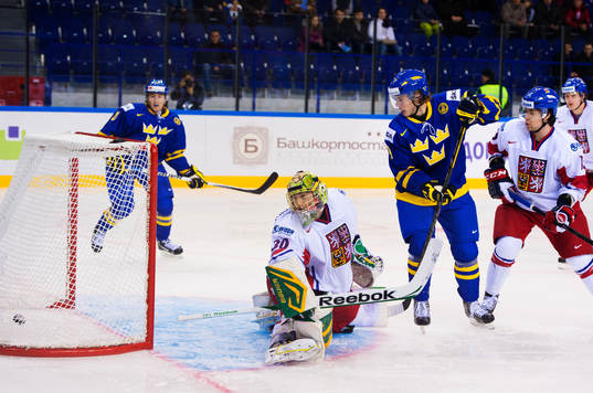 Elias Lindholm, Sverige, oroar framför Matej Machovsky,