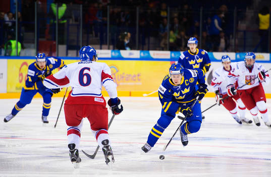 Filip Forsberg, Sverige, avancerar framåt med pucken