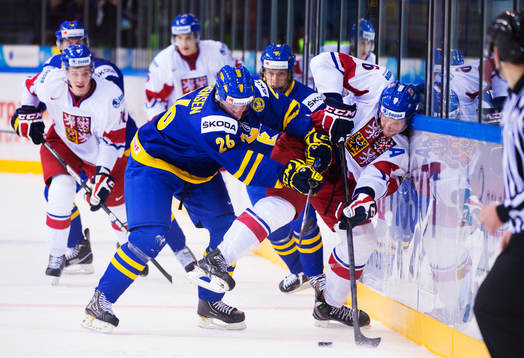 Nick Sörensen, Sverige, tacklar David Musil, Tjeckien