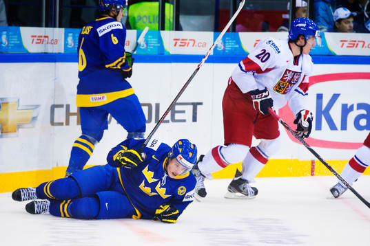 Rasmus Bengtsson, Sverige, ligger på isen