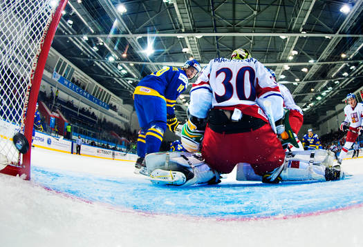 Elias Lindholm, Sverige, styr in 0-2 bakom Matej Machovsky,