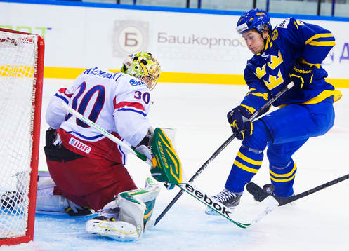 Matej Machovsky, målvakt, Tjeckien, utmanas av Filip