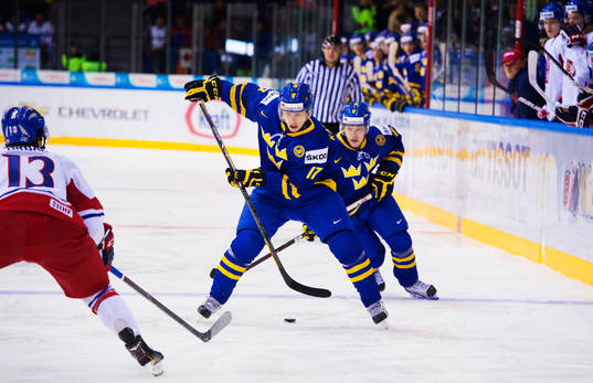 William Karlsson passar bakåt till Viktor Arvidsson,