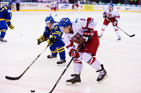 Filip Sandberg, Sverige, sträcker sig mot Martin Frk,