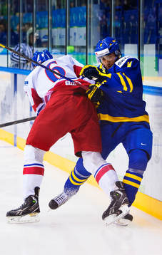 David Musil, Tjeckien, tacklar Jeremy Boyce-Rotevall,
