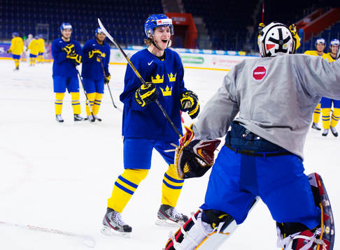 Elias Lindholm skojar med Oscar Dansk, målvakt