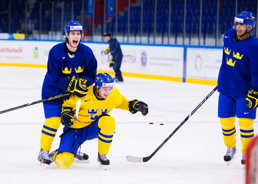 Elias Lindholm skojar med Sebastian Collberg. Till höger