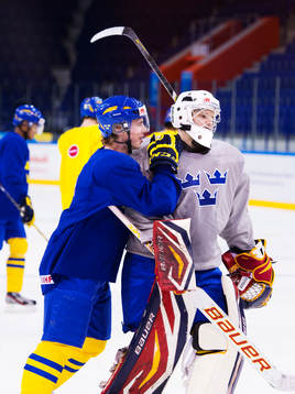 Elias Lindholm skojar med Oscar Dansk, målvakt