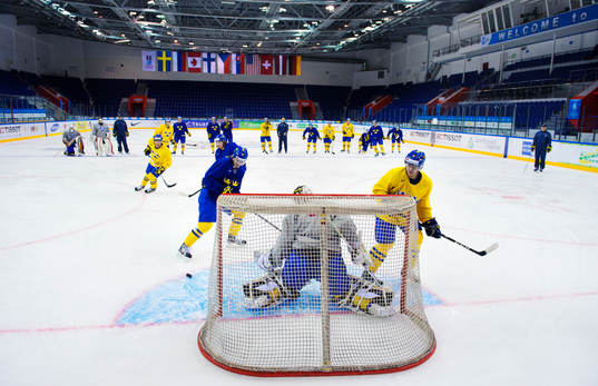 Laget övar avslut mot Niklas Lundström, målvakt