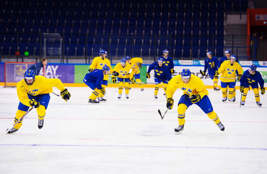 Jacob de la Rose och Victor Rask spurtar mot varandra