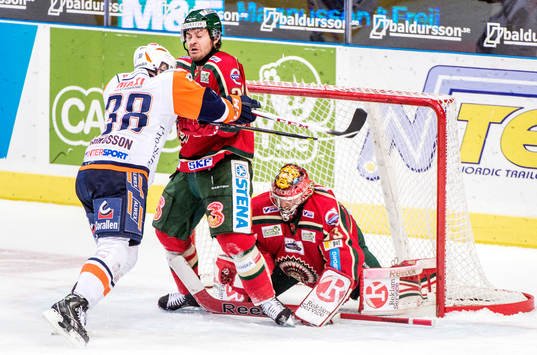 Johan Markusson, Växjö, tacklar in Brendan Bell,