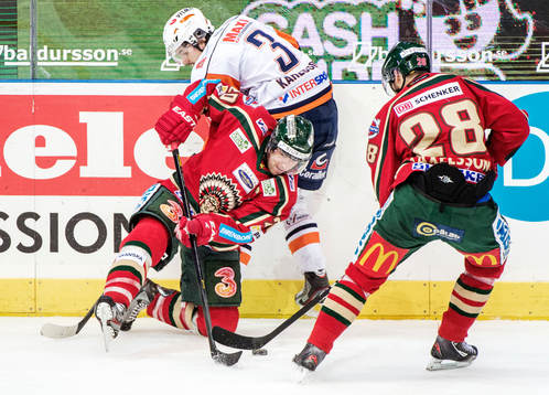 Joel Lundqvist, Frölunda, tacklar Björn Karlsson,