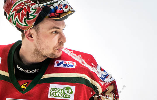 Julius Hudacek, målvakt, Frölunda, sköljer munnen och