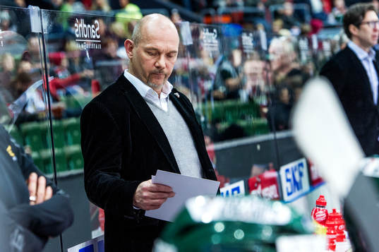 Kent Johansson, tränare Frölunda, kollar på sina papper