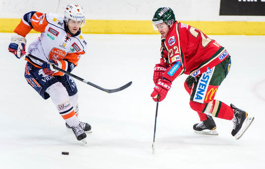 Brendan Bell, Frölunda, petar undan pucken för Tomi
