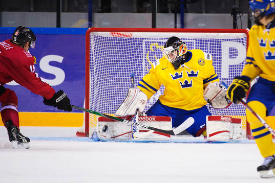 Mike Kunzle, Schweiz, oroar framför Joel Lassinantti,