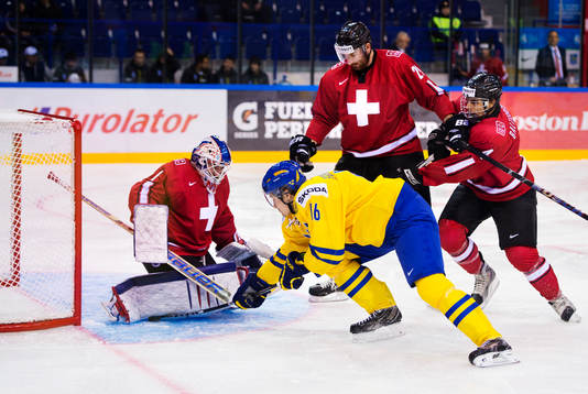 Filip Forsberg, Sverige, oroar framför Melvin Nyffeler,