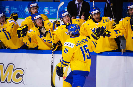 Sebastian Collberg, Sverige, gratuleras till sitt 1-1-mål