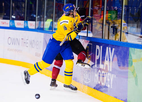Filip Forsberg, Sverige, tacklar Lukas Balmelli, Schweiz