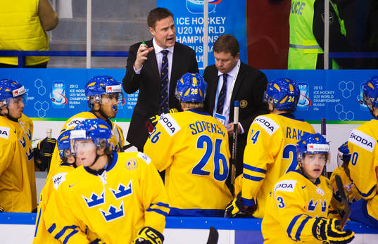 Roger Rönnberg, huvudtränare Sverige, manar på spelarna