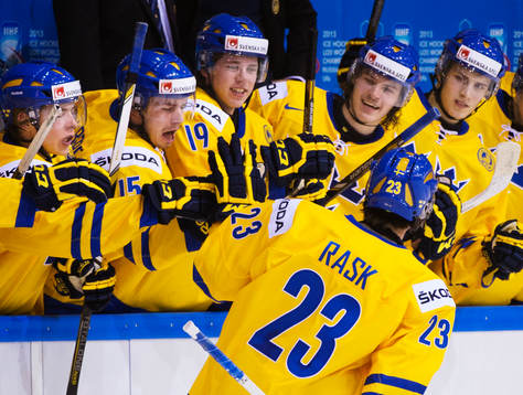 Victor Rask, Sverige, gratuleras till sitt straffmål