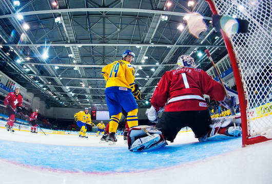 Elias Lindholm, Sverige, ser 1-1-pucken gå in bakom Melvin