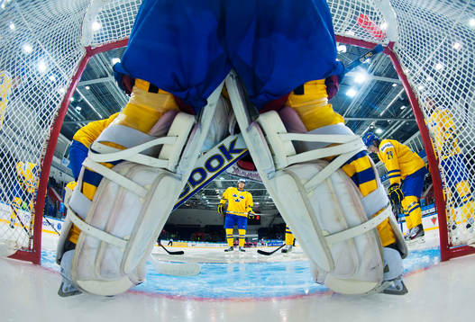 De svenska spelarna samlas kring Joel Lassinantti,