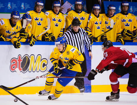 Viktor Arvidsson, Sverige, tar sig förbi Dario Simion,