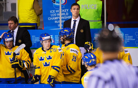 Roger Rönnberg, huvudtränare Sverige, gör en grimas